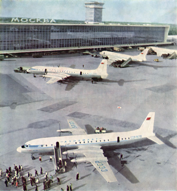 Самолет ИЛ-18 СССР-75733 КРУГА в аэропорту Домодедово 1967 г.